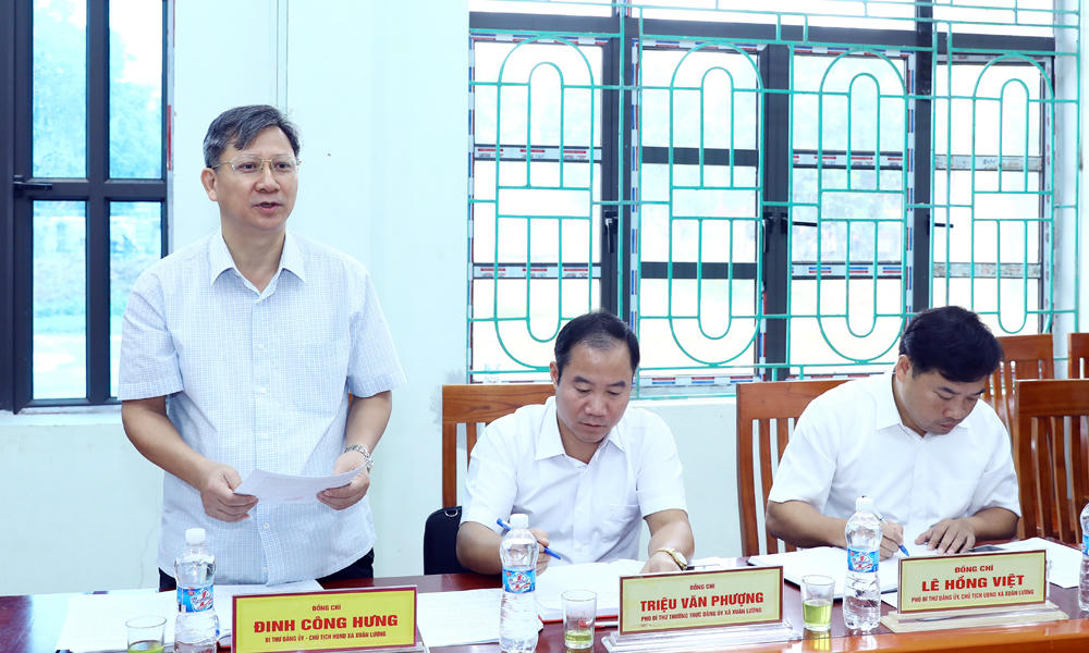 Đại diện lãnh đạo xã Xuân Lương báo cáo tại cuộc họp.