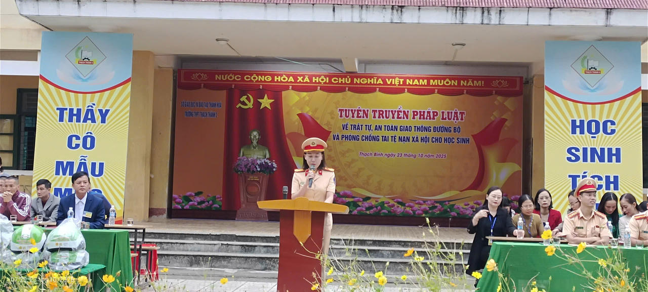 Cán bộ Đội tuyên truyền Phòng CSGT Công an tỉnh Thanh Hóa phổ biến kiến thức về an toàn giao thông cho các em học sinh trường THPT Thạch Thành II.