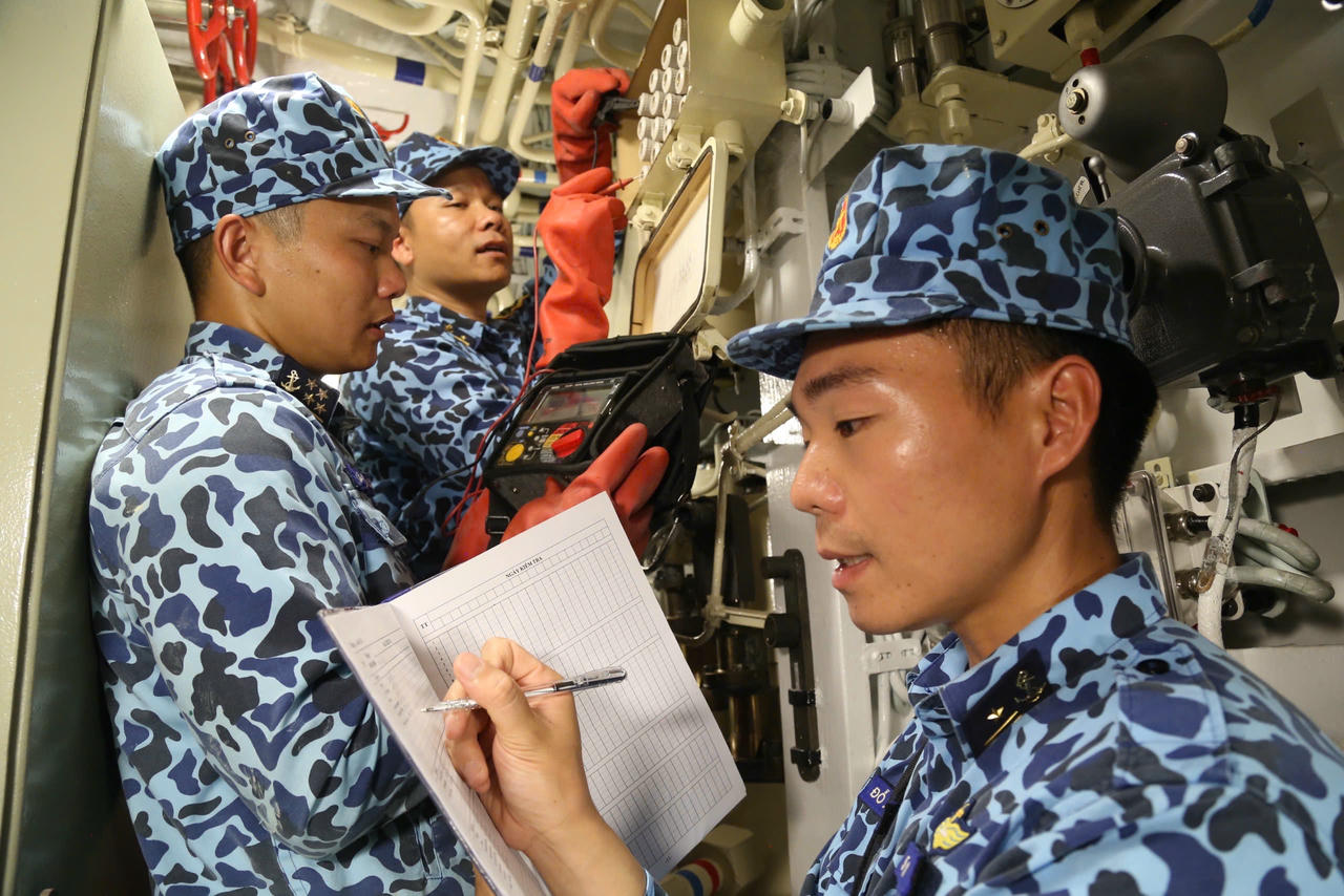 Thủy thủ tàu ngầm thuộc Lữ đoàn 189 tích cực học tập nâng cao trình độ làm chủ vũ khí, trang bị kỹ thuật hiện đại.