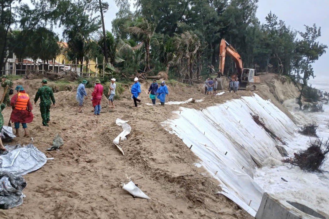 Miền Trung mưa lớn kéo dài, sạt lở do ảnh hưởng của bão số 12