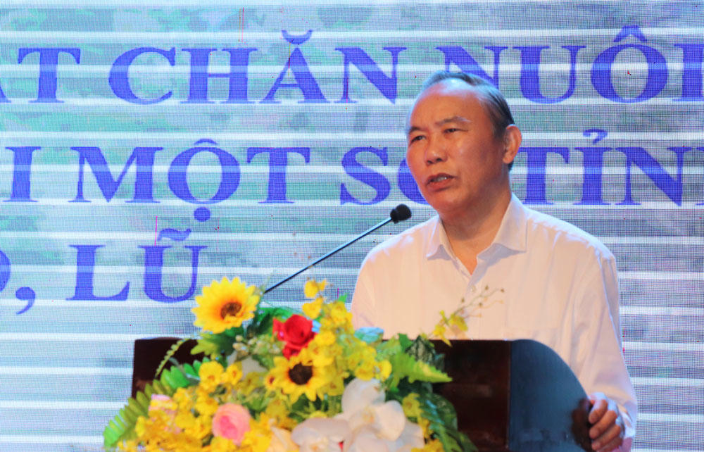 Ông Phùng Đức Tiến, Thứ trưởng Bộ Nông nghiệp và Môi trường phát biểu tại hội nghị.
