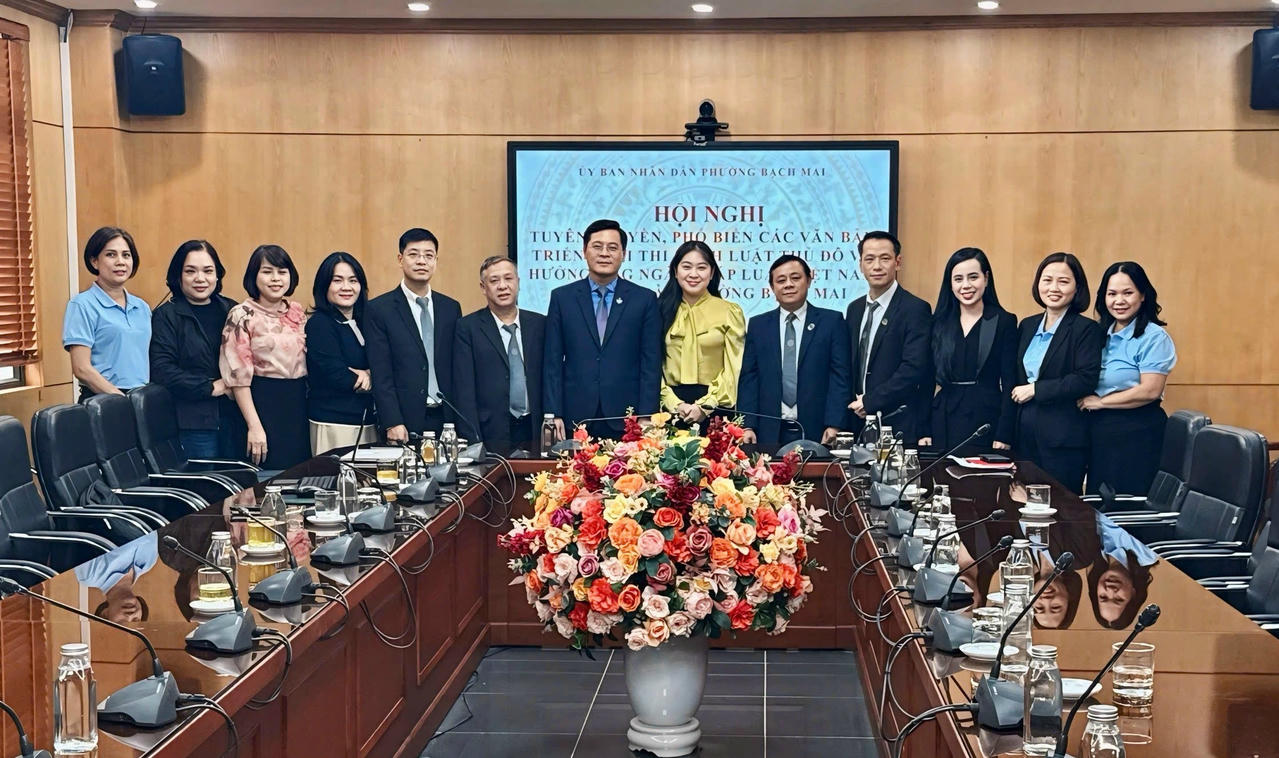 Các đại biểu, báo cáo viên và lãnh đạo UBND phường Bạch Mai, TP Hà Nội chụp ảnh lưu niệm tại hội nghị.