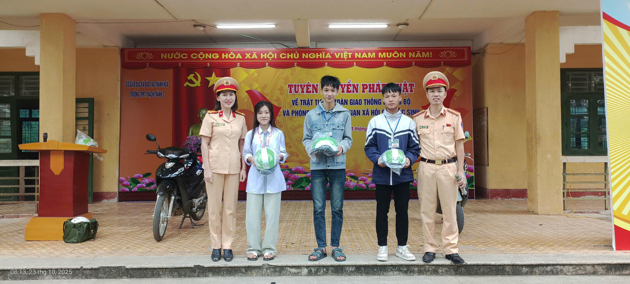 Những học sinh trả lời xuất sắc các câu hỏi tại buổi tuyên truyền.