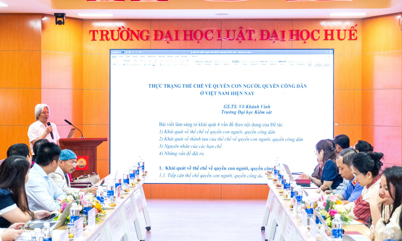 GS.TS. Võ Khánh Vinh - nguyên Phó Chủ tịch Viện Hàn lâm Khoa học xã hội Việt Nam, nguyên Giám đốc Học viện Khoa học xã hội trình bày tham luận tại tọa đàm.