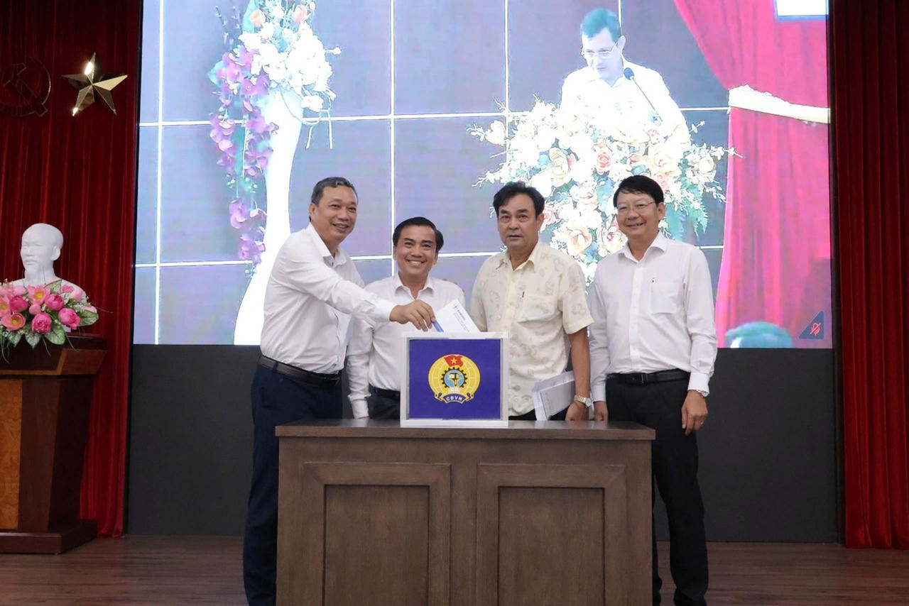 CBCNV Công ty Điện lực Vĩnh Long ủng hộ đồng bào khắc phục hậu quả bão lũ, thiên tai