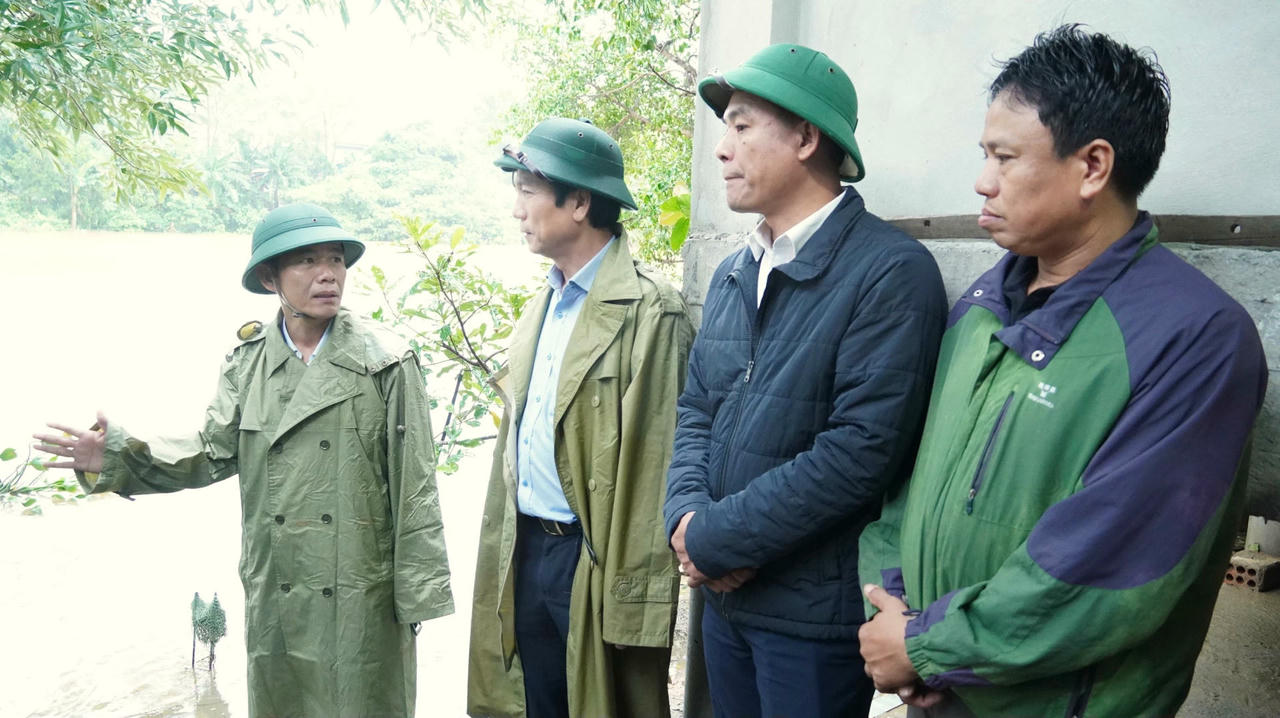 Đoàn công tác đã kiểm tra khu vực sạt lở bờ sông Vĩnh Định, đoạn qua thôn Trà Trí Phú.