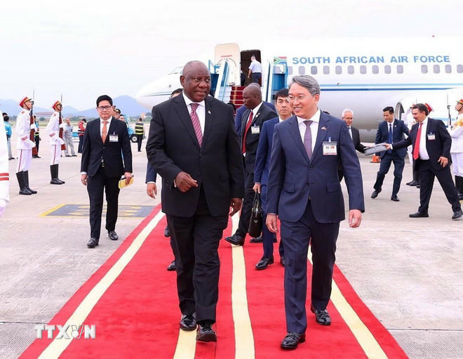 Tổng thống nước Cộng hòa Nam Phi Matamela Cyril Ramaphosa đến Hà Nội, bắt đầu thăm cấp Nhà nước đến Việt Nam. (Ảnh: Văn Điệp/TTXVN)