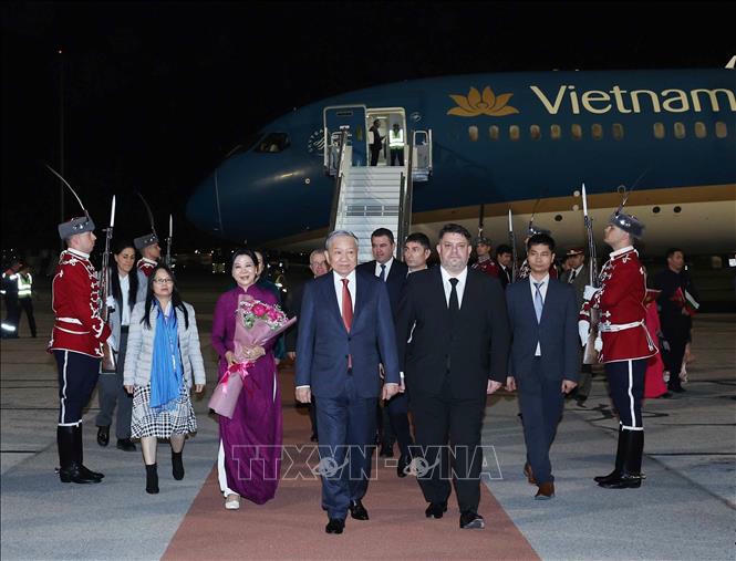 Lễ đón Tổng Bí thư Tô Lâm và Phu nhân tại sân bay quốc tế Sofia. Ảnh: Thống Nhất/TTXVN