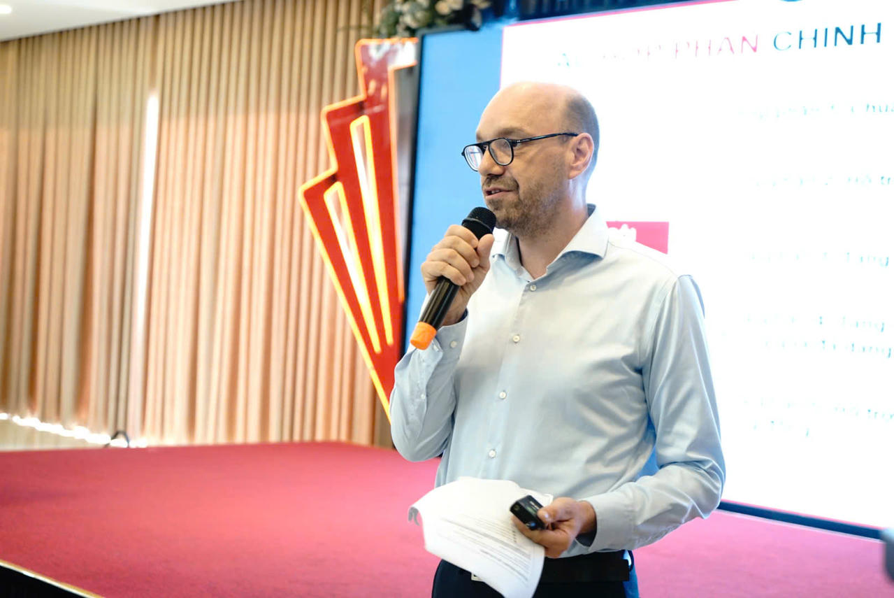 Ông Daniel Herrmann - Trưởng khối Chính sách khí hậu GIZ Việt Nam trình bày kết quả dự án.