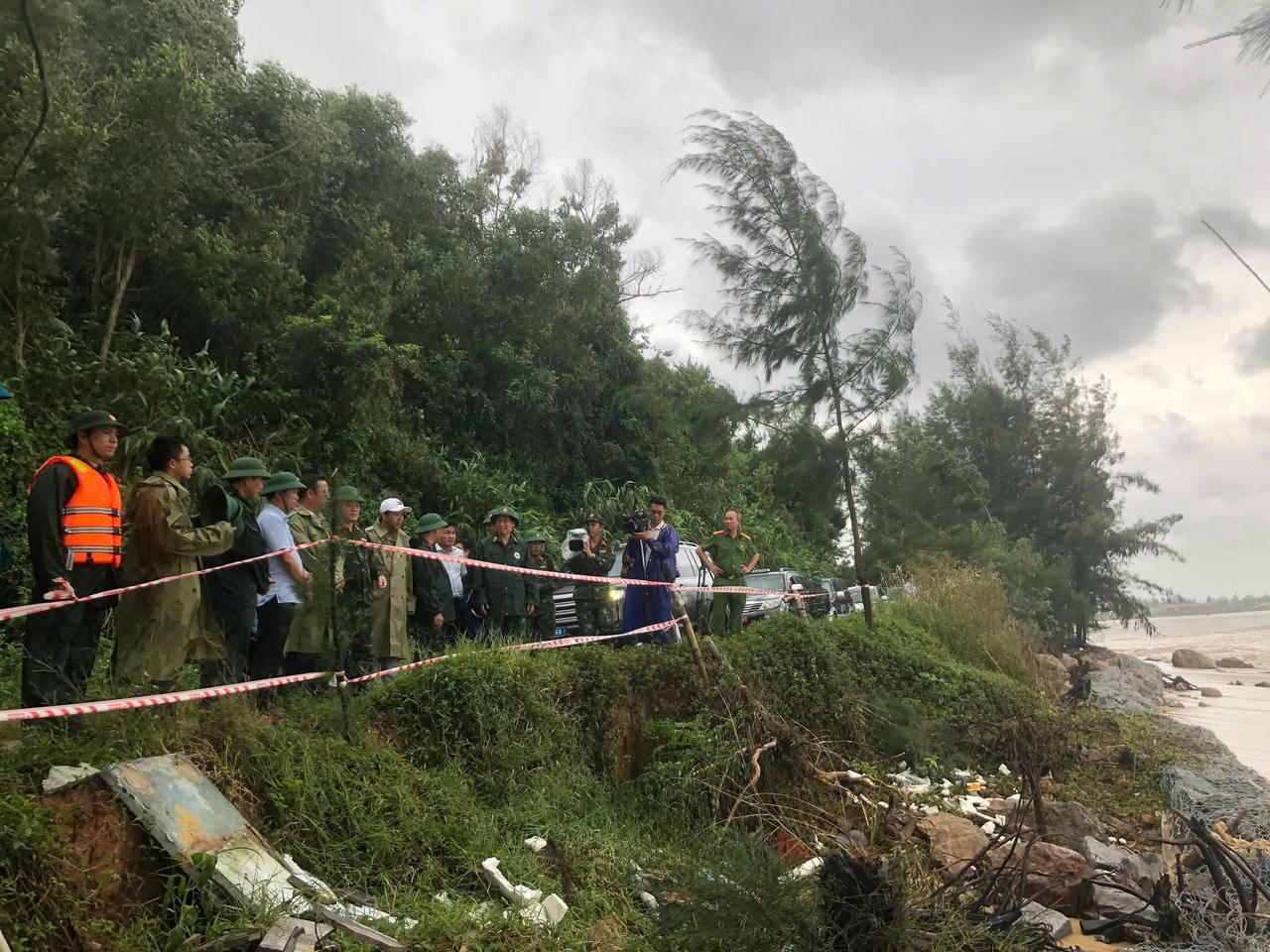 Lực lượng chức năng có mặt tại hiện trường để đưa ra phương án ứng phó tốt nhất.