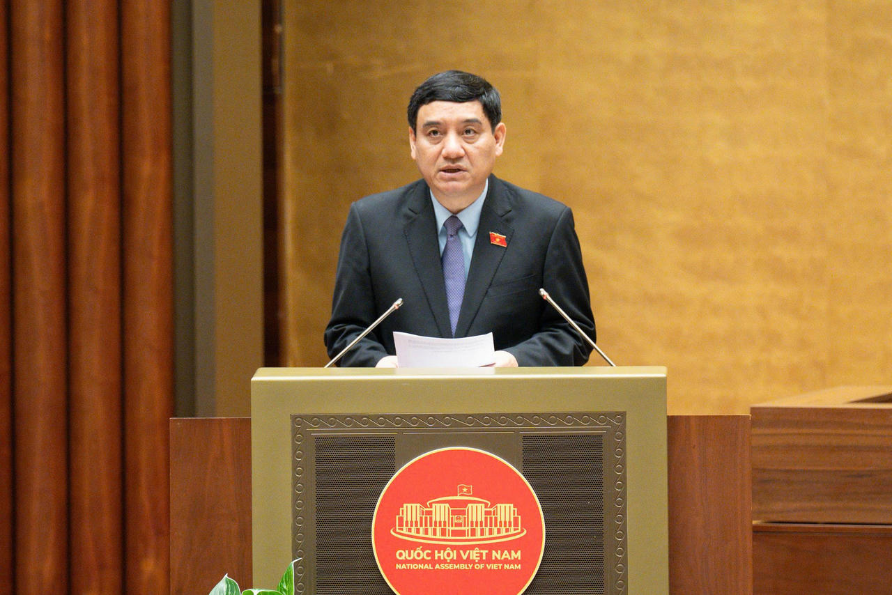Chủ nhiệm Ủy ban Văn hóa và Xã hội Nguyễn Đắc Vinh trình bày Báo cáo thẩm tra. (Ảnh: quochoi.vn)