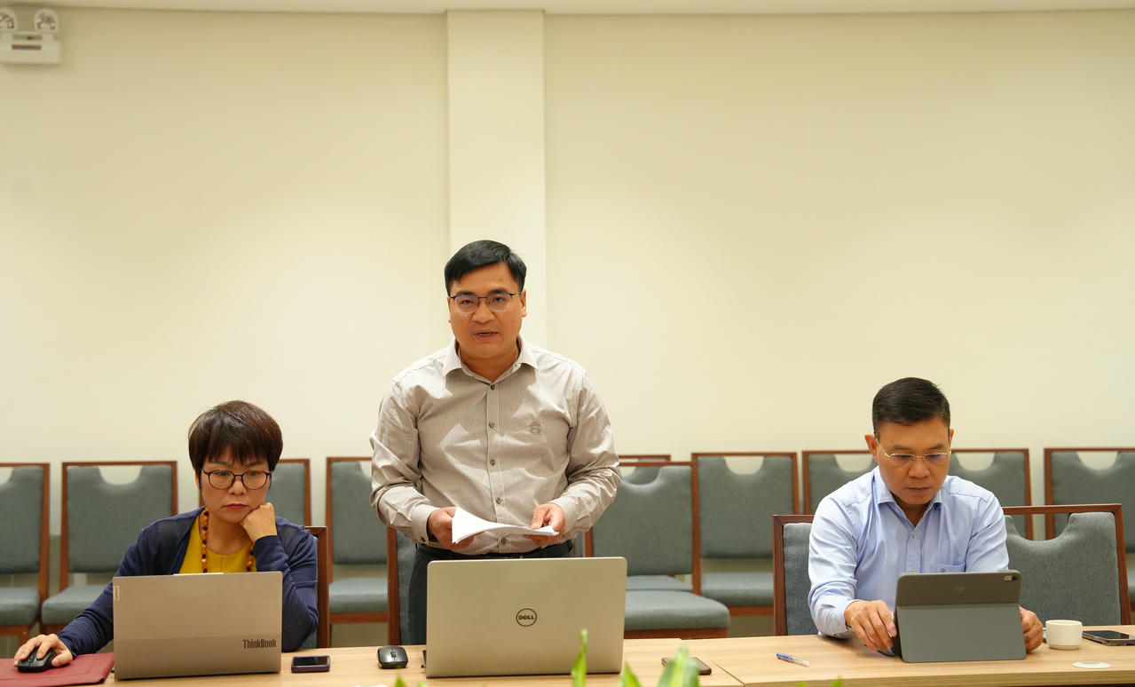  Phó Vụ trưởng Vụ CTXDVBQPPL Lê Tuấn Phong báo cáo tại buổi làm việc.