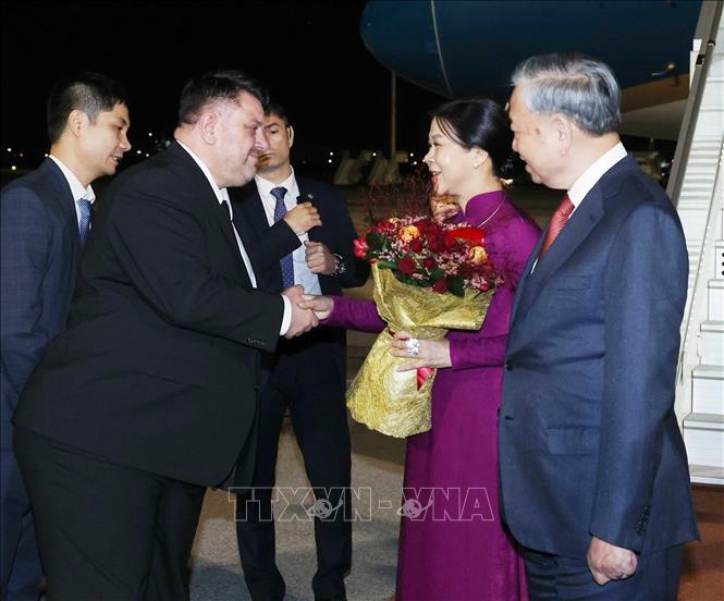 Lễ đón Tổng Bí thư Tô Lâm và Phu nhân tại sân bay quốc tế Sofia. Ảnh: Thống Nhất/TTXVN