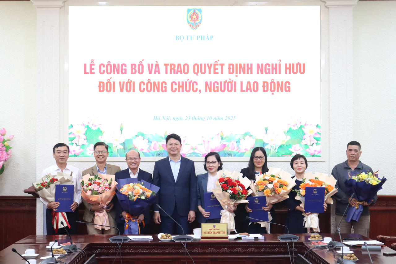 Bộ Tư pháp trao quyết định nghỉ hưu đối với công chức, người lao động