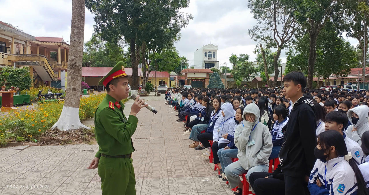 Cán bộ Công an xã Thạch Bình hướng dẫn các em học sinh những kiến thức cơ bản về các quy định của pháp luật.