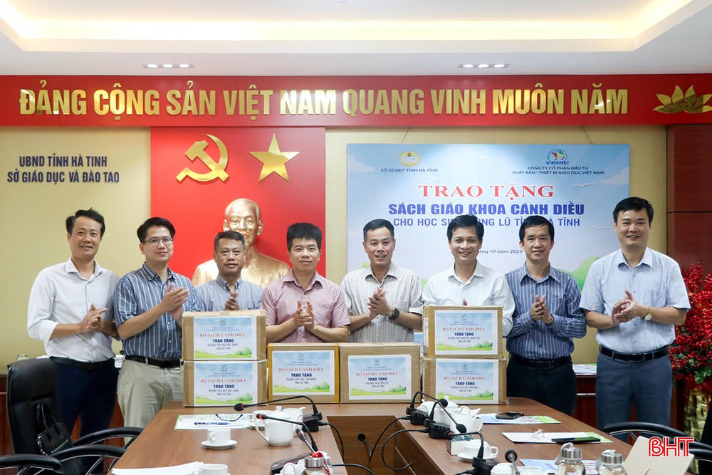 Đại diện công ty VEPIC trao quà cho sở GD-ĐT Hà Tĩnh