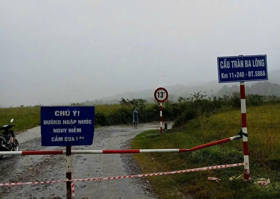 Lực lượng chức năng đặt biển cảnh báo, rào chắn không cho người và phương tiện qua lại để đảm bảo an toàn tại đầu cầu tràn Ba Lòng.