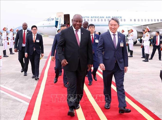 Tổng thống nước Cộng hòa Nam Phi Matamela Cyril Ramaphosa đến Hà Nội, bắt đầu thăm cấp Nhà nước đến Việt Nam. Ảnh: TTXVN