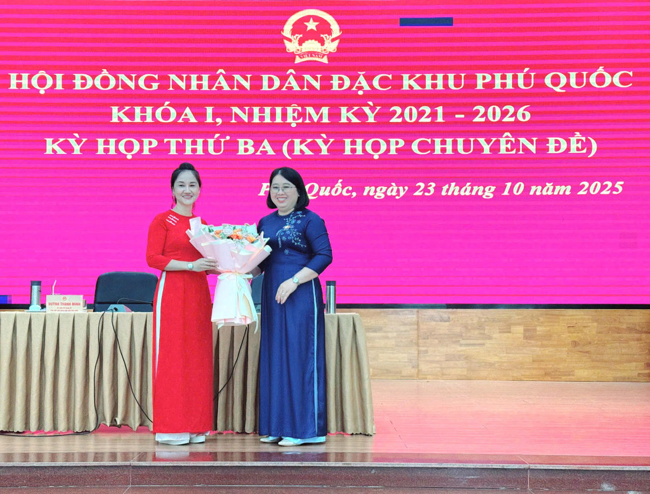 Bà Nguyễn Thị Kim Loan (bên trái) được bầu giữ chức Phó Chủ tịch UBND Đặc khu Phú Quốc.