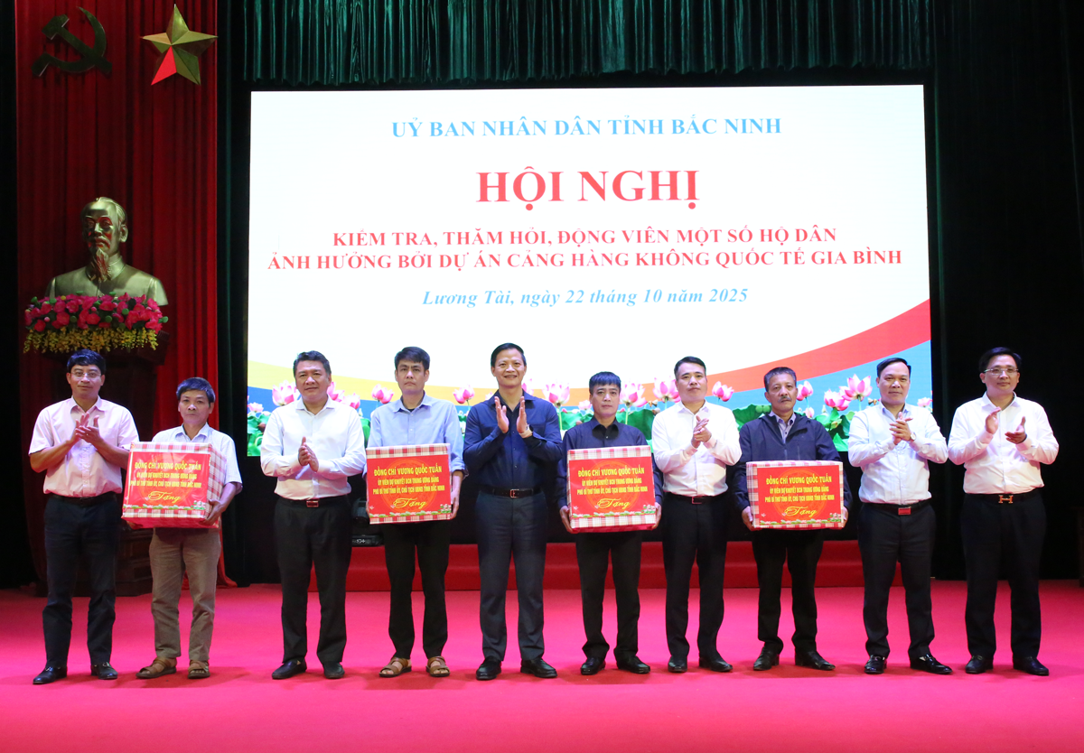 Nhân dịp này, Chủ tịch UBND tỉnh Bắc Ninh tặng quà cho một số hộ dân xã Lương Tài có đất thu hồi phục vụ dự án Cảng Hàng không quốc tế Gia Bình.