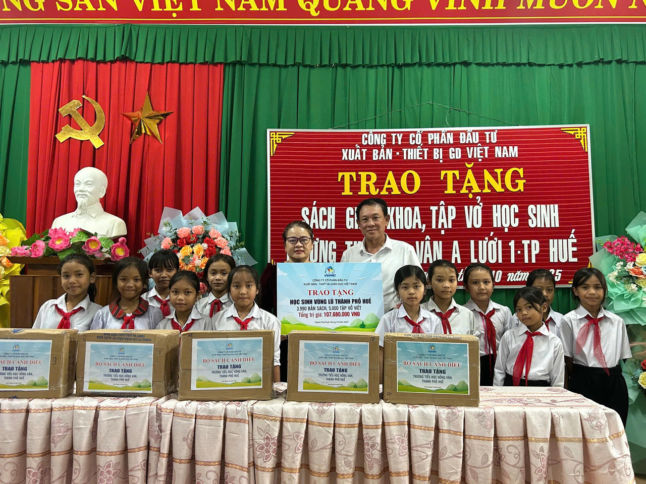 Những nụ cười rạng rỡ trên môi các em học sinh 