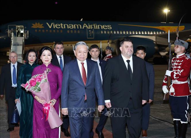 Lễ đón Tổng Bí thư Tô Lâm và Phu nhân tại sân bay quốc tế Sofia. Ảnh: Thống Nhất/TTXVN
