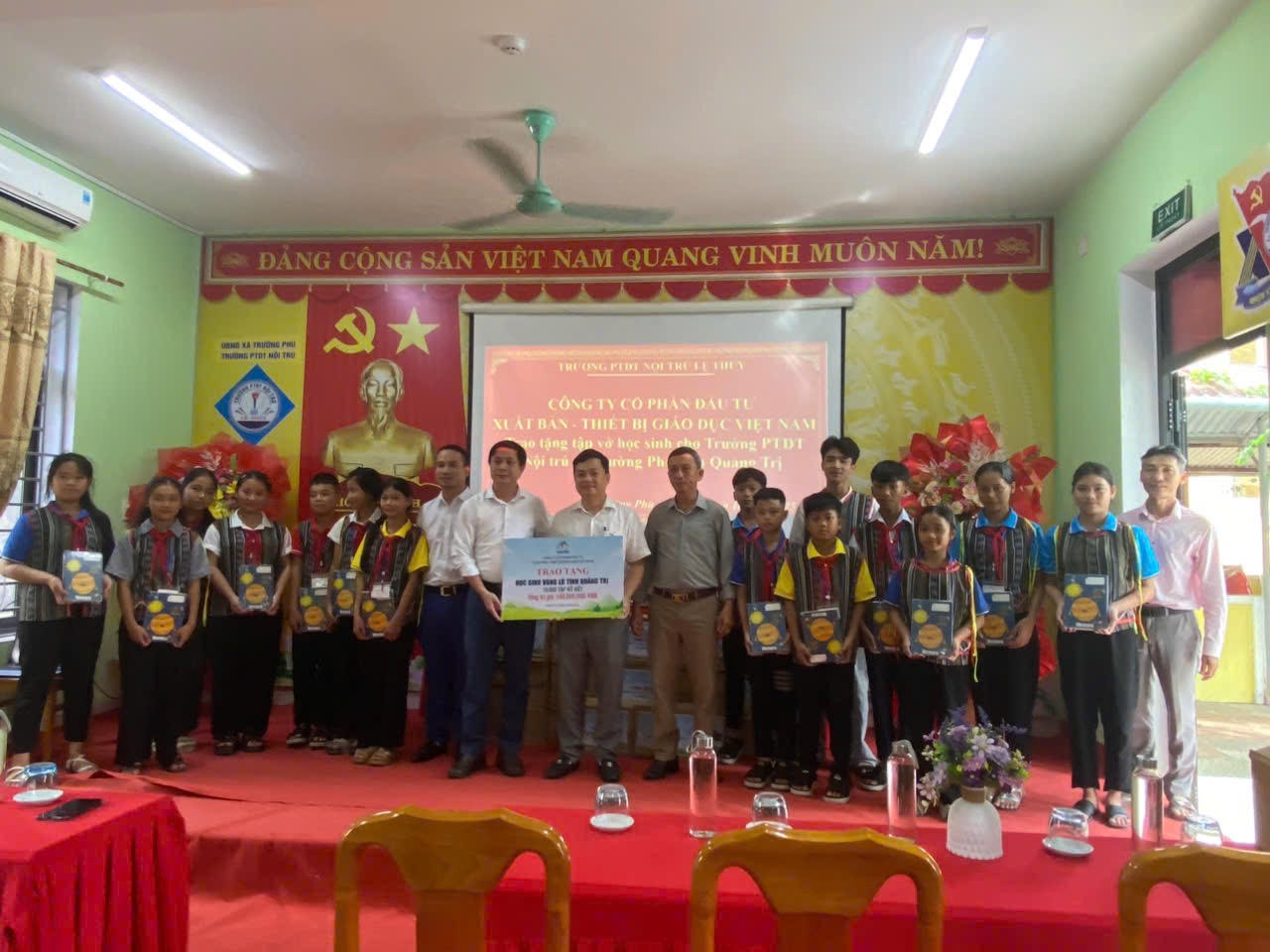 Đại diện công ty VEPIC trao quà cho các em học sinh Quảng Trị