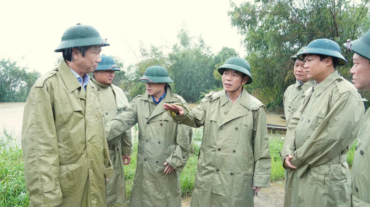 Bí thư Tỉnh ủy Quảng Trị kiểm tra vùng sạt lở, ngập lụt do ảnh hưởng bão số 12