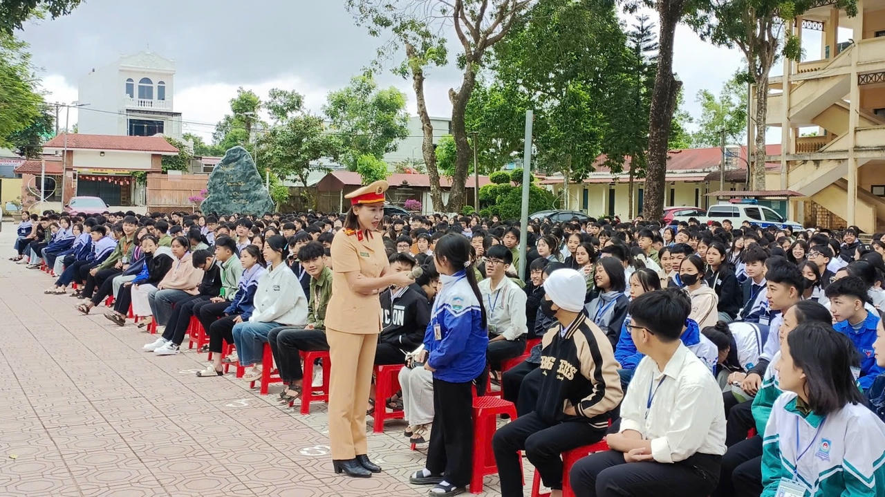 Cán bộ Đội tuyên truyền Phòng CSGT Công an tỉnh Thanh Hóa đặt câu hỏi để các em học sinh trả lời trực tiếp.