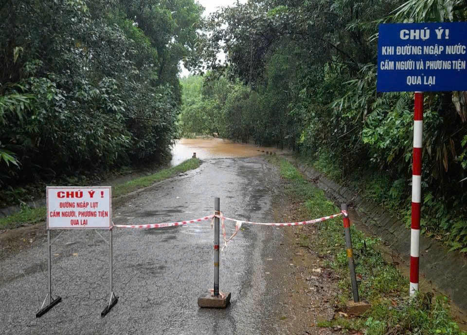 Mưa lớn gây ngập tại nhiều tuyến giao thông ở Quảng Trị.