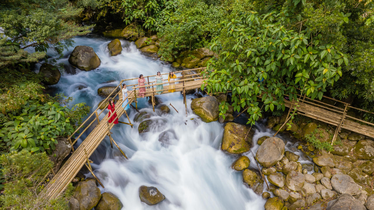 Suối Moọc như một bản giao hưởng của nước, đá và rừng.