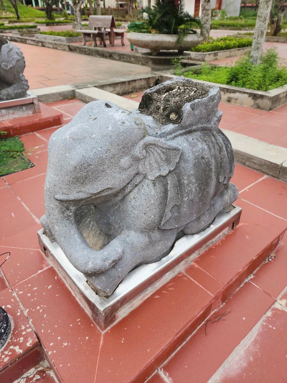 Tượng voi cổ tại đền Thần hiện được đổ bê tông, gia cố khung bảo vệ tránh trộm. Ảnh: Hồ Hà 