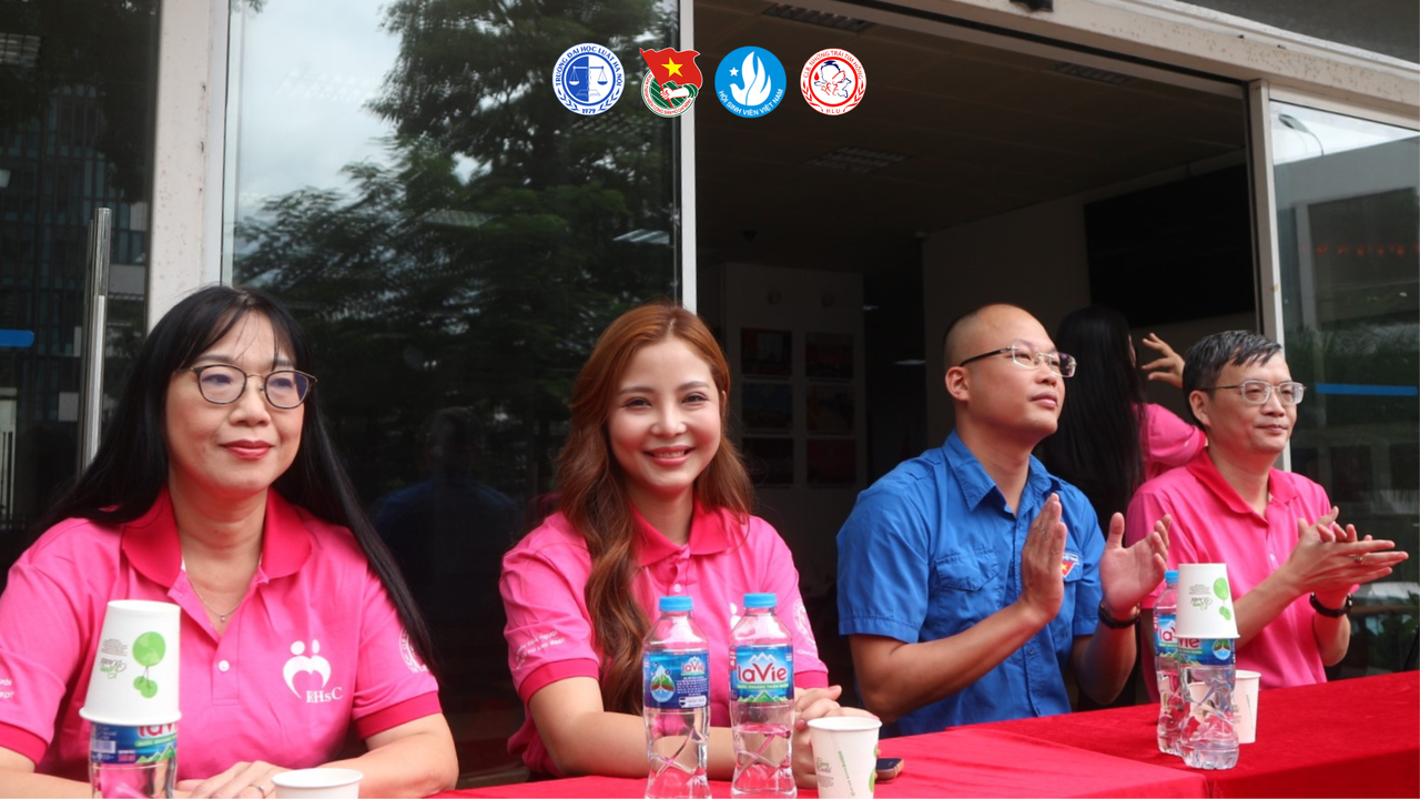 Quý thầy cô Đại diện Đảng ủy, BGH trường Đại học Luật Hà Nội và Đoàn Thanh niên, Hội sinh viên trường Đại học Luật Hà Nội về tham dự và chỉ đạo Ngày hội hiến máu toàn trường Bão Hồng 29.