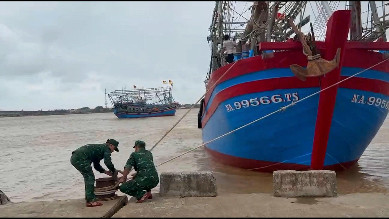 Bộ đội Biên phòng tỉnh Quảng Trị hỗ trợ ngư dân neo đậu tàu thuyền trước diễn biến phức tạp của bão số 12.