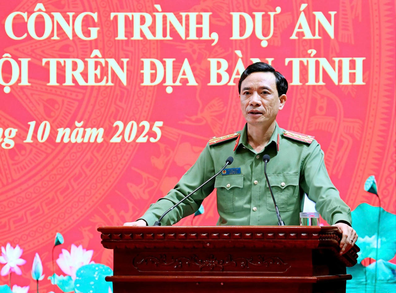 Đại tá Mai Đại Trưng, Phó Giám đốc, Thủ trưởng Cơ quan An ninh điều tra Công an tỉnh Ninh Bình phát biểu tại hội nghị.