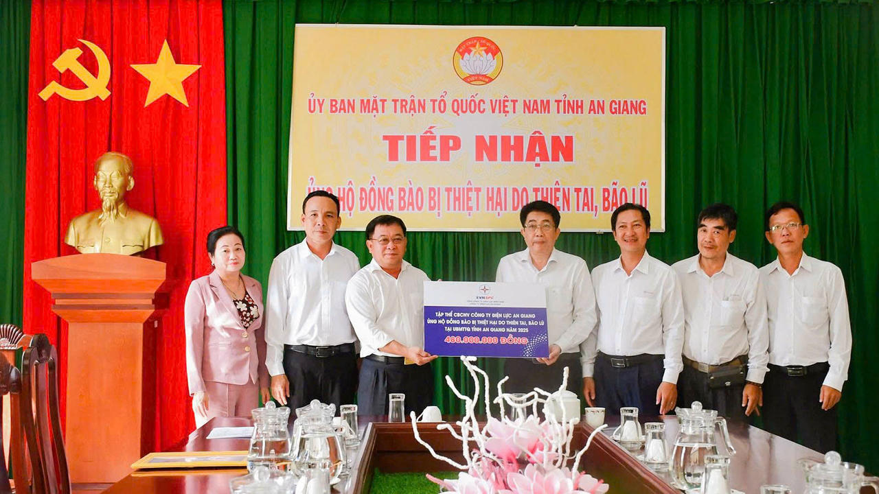 Lãnh đạo Công ty Điện lực An Giang trao bảng tượng trưng kinh phí hỗ trợ đồng bào bị thiệt hại do thiên tai, bão lũ tại Ủy ban MTTQ Việt Nam tỉnh An Giang