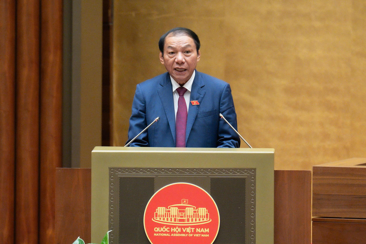 Bộ trưởng Bộ Văn hóa, Thể thao và Du lịch Nguyễn Văn Hùng trình bày Tờ trình. (Ảnh: quochoi.vn)