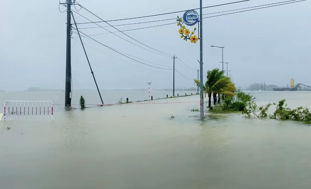 Mưa lớn gây ngập tuyến đường về Cầu ngói Thanh Toàn.