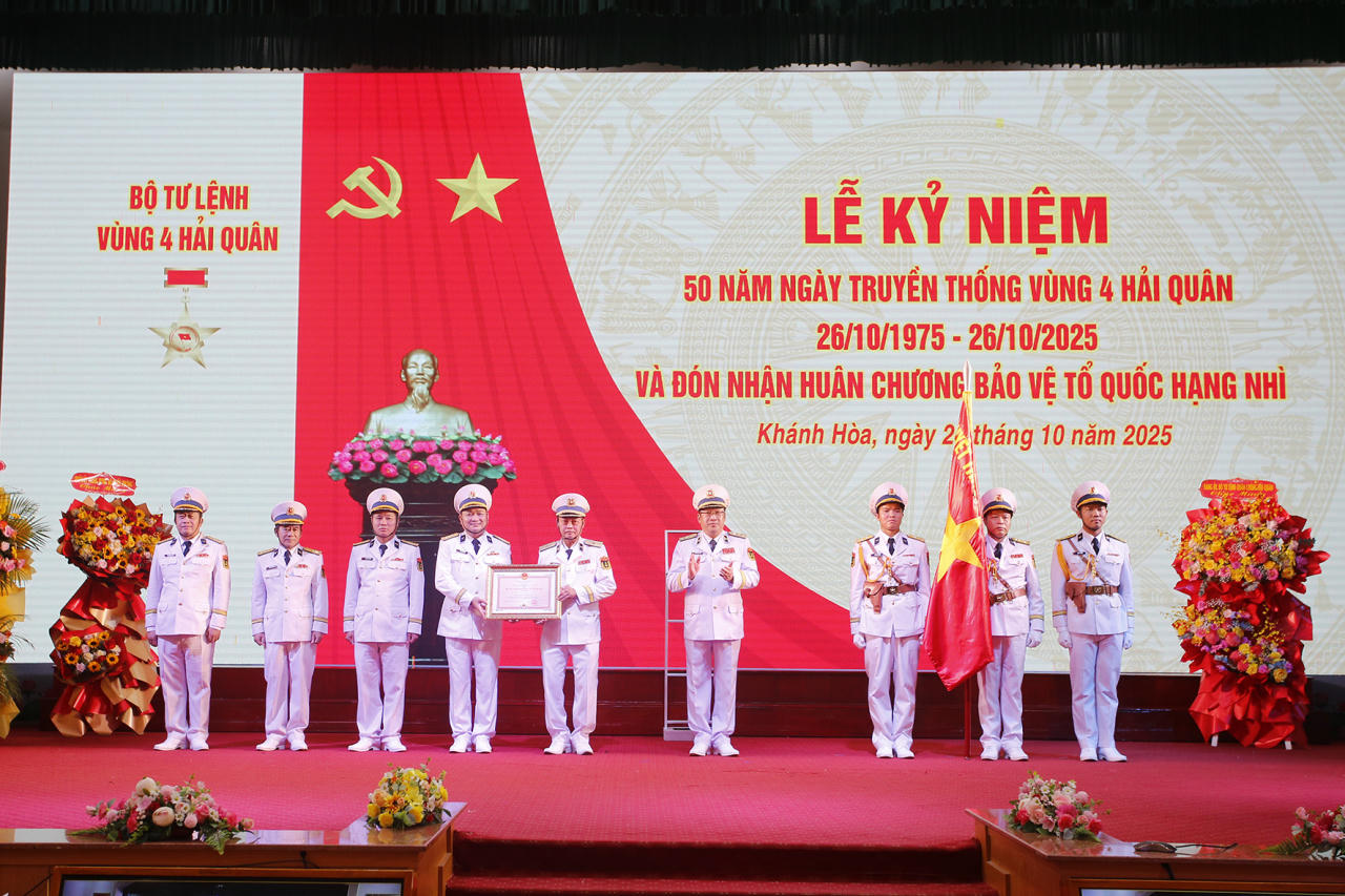 Vùng 4 Hải quân kỷ niệm 50 năm Ngày truyền thống và đón nhận Huân chương Bảo vệ Tổ quốc hạng Nhì
