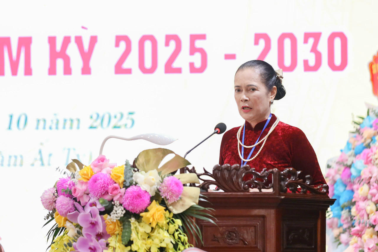 Nghệ nhân ưu tú Trần Thị Huệ phát biểu tại Đại hội