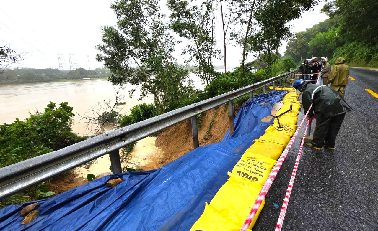 Khắc phục tạm thời các điểm sạt lở trên Quốc lộ 49 (Huế)