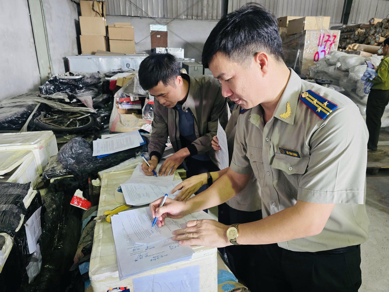 Việc tiêu hủy được thực hiện theo đúng quy định nhằm ngăn ngừa nguy cơ thất thoát, buôn bán trái phép.