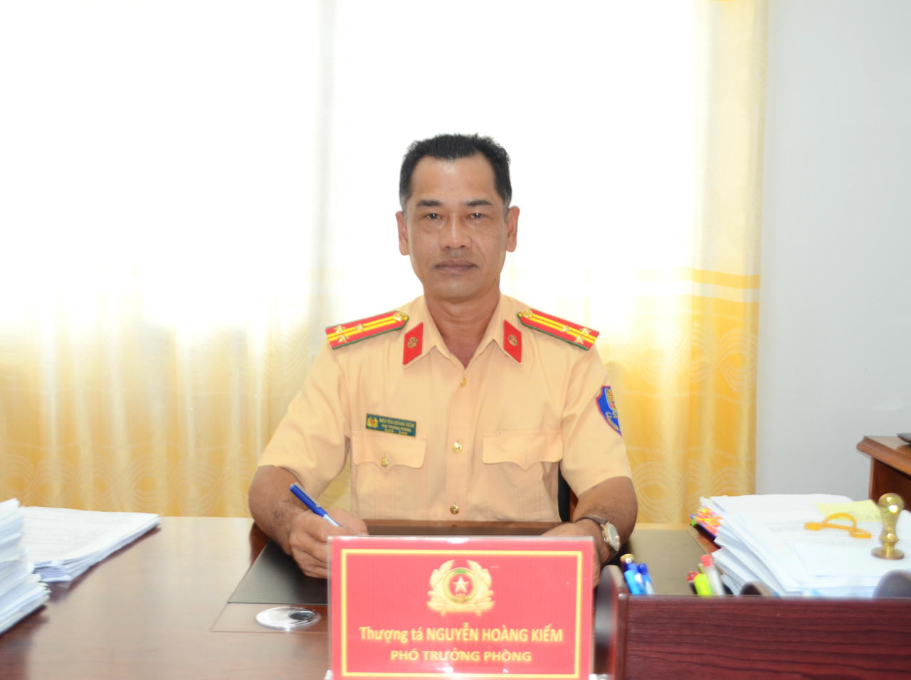 Thượng tá Nguyễn Hoàng Kiếm – Phó Trưởng phòng CSGT Công an tỉnh Cà Mau, trao đổi với phóng viên.