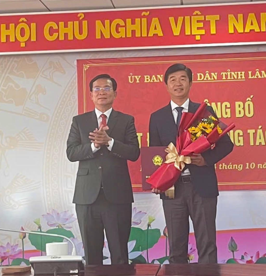 Ông Hồ Văn Mười trao quyết định cho tân Giám đốc Sở NN&amp;MT.