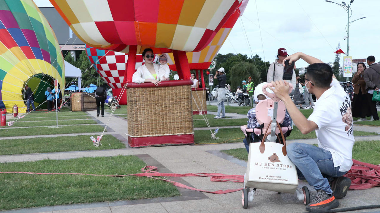 Du khách thích thú chụp ảnh cùng khinh khí cầu.