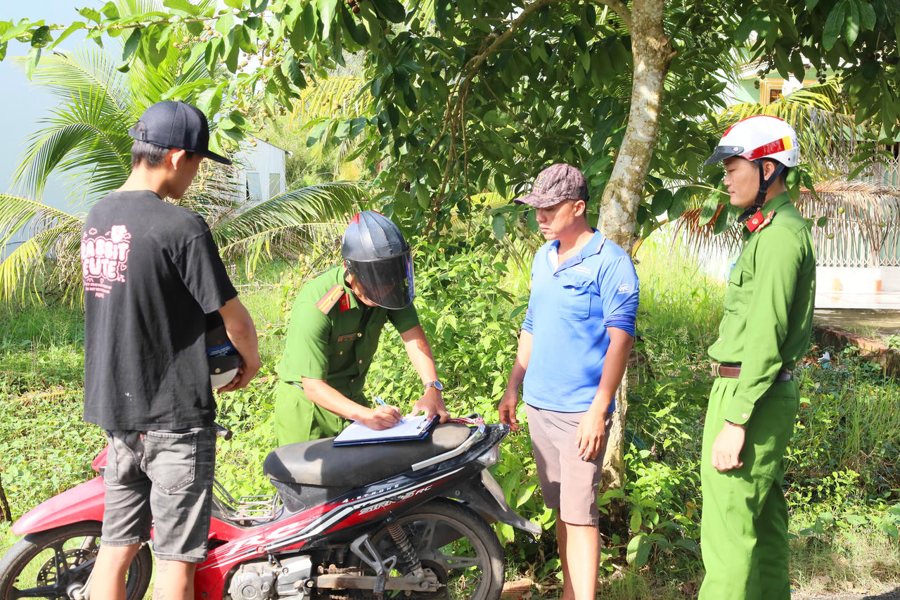  Công an phường Láng Tròn kiểm tra, xử lý các trường hợp vi phạm.