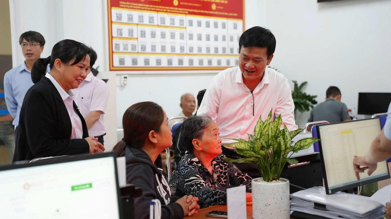 Người dân Huế đến làm thủ tục hành chính tại phường An Cựu (TP Huế) được tiếp nhận và giải quyết hồ sơ kịp thời.