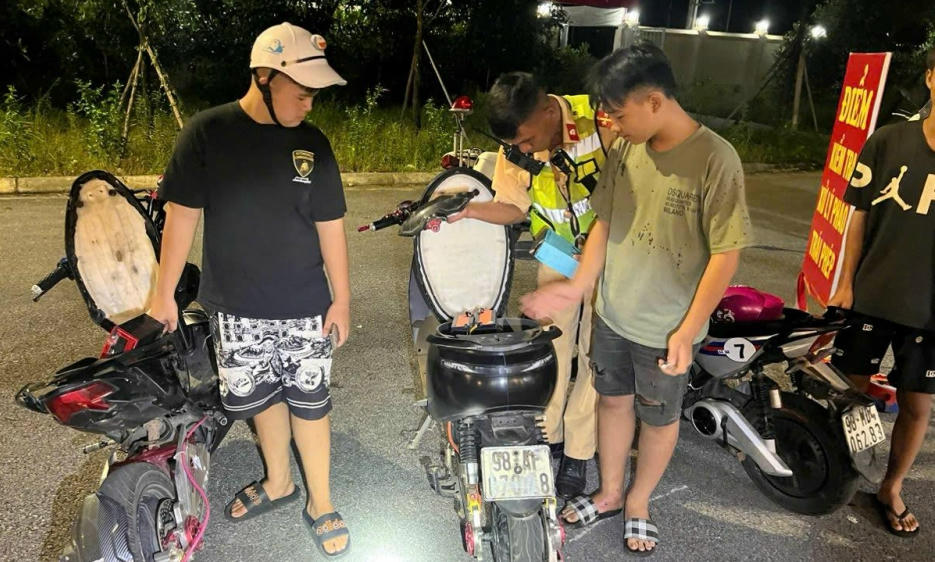 Xử lý nhiều học sinh điều khiển xe máy điện “độ, chế” vi phạm luật giao thông