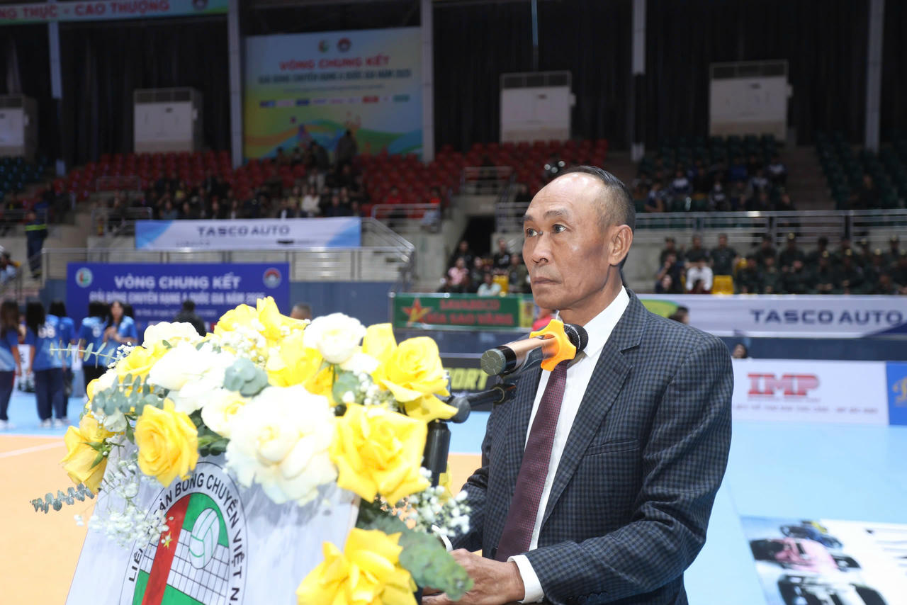 Ông Võ Hồng Sơn-Phó Giám đốc Sở Văn hóa, Thể thao và Du lịch Hà Tĩnh khai mạc giải đấu.