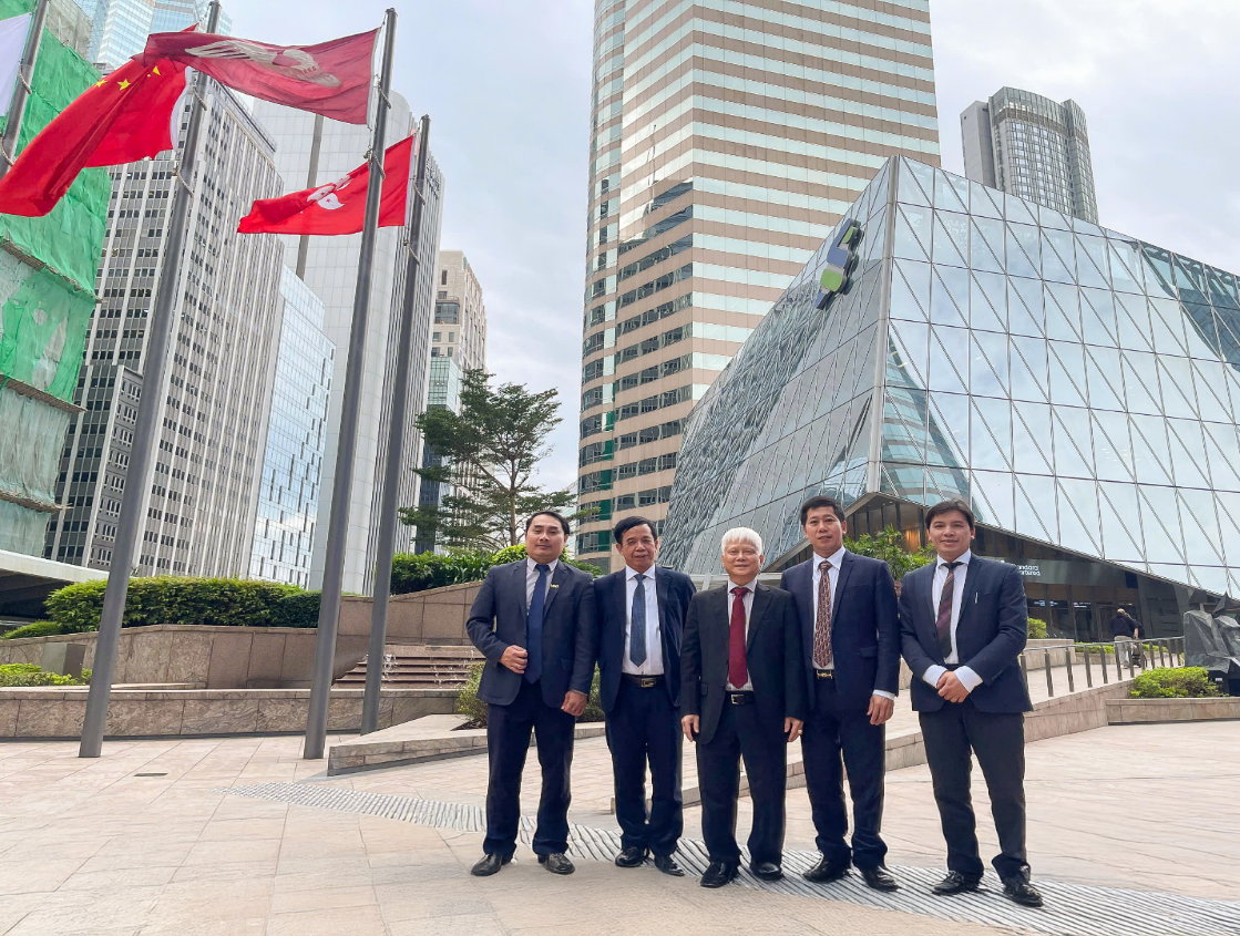 Đoàn công tác VIAC do GS. TS. Lê Hồng Hạnh – Chủ tịch Trung tâm Trọng tài Quốc tế Việt Nam (VIAC) làm trưởng đoàn tại Hông Kông, Trung Quốc.